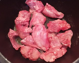 Foto del paso 1 de la receta: Conejo rustido con ciruelas y piñones