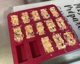 Une image de l'étape 7 de Pavés de chocolat blanc aux corn flakes et fruits confits.