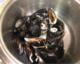 Foto del paso 1 de la receta: Fideuá de mejillones, sepia y langostinos