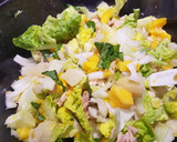 Foto del paso 2 de la receta: Ensalada de bonito con mango, atún y sésamo