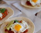 Foto del paso 4 de la receta: Tacos de carne de chorizo y huevo de codorniz