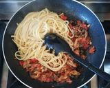 Foto del passaggio 3 della ricetta Spaghettoni con le sarde e i pomodorini 🌷