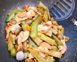 รูปขั้นตอนการทำที่ 3 ของ ผัดมะเขือยาว ไก่สับ กุ้ง