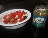 Foto del paso 5 de la receta: Ensalada de tomate y queso con aceitunas