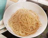 Spagetti koktélparadicsommal és bazsalikommal recept fázis 3 fotója