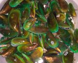 Foto langkah ke 1 dari resep Kerang hijau bumbu spesial.