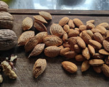 Foto del paso 1 de la receta: Almendras y nueces bañadas en chocolate