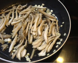 Foto del paso 3 de la receta: Espaguetis integrales con setas al ajillo y espárragos verdes