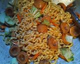 Foto langkah ke 3 dari resep Mie Goreng Sosis Sayur.