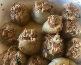 Foto del paso 3 de la receta: Cebollas rellenas de queso crema, tocino y más