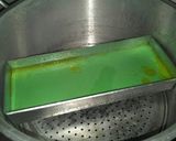 Foto langkah ke 4 dari resep Kue Lapis Pandan 🍰.