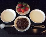 A picture of step 1 of Strawberries with Chantilly Cream and Chocolate.