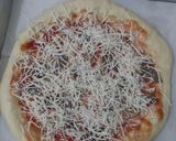 Foto langkah ke 8 dari resep (Sourdough Discard) Homemade Pizza - Sosis & Bakso.