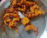 कुरकुरीत कांदा भजी (Kanda Bhajji Recipe In Marathi) रेसिपी स्टेप 2 फोटो