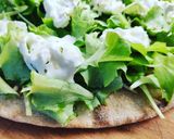 Foto del passaggio 8 della ricetta Instant pizza con lattughino, stracchino e semi di canapa
