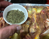 Foto del paso 3 de la receta: Pollo al horno con patatas panaderas y tomate asado