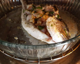 Foto del paso 3 de la receta: Dorada rellena de gambas y berberechos