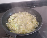 Foto del paso 1 de la receta: Tortilla de calabacín y cebolla