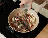 Foto langkah ke 4 dari resep Sapi Saus Lada Hitam / Black Pepper Beef Devina Hermawan.