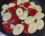 Foto del paso 3 de la receta: Bacalao al romero al horno con piquillos y patatas confitadas