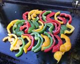 Une image de l'étape 7 de Travers de porc marinés grillés et poivrons tricolores.