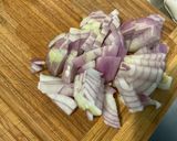 Une image de l'étape 4 de Nouilles aux crevettes et champignons au gingembre et curry.