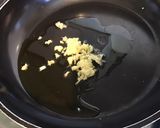 Une image de l'étape 1 de Couronne d omelette aux champignons et tomates à l ail et persil.