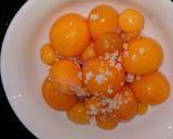 Hình bước làm 1 của món Trứng non cháy tỏi