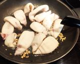 Foto del paso 4 de la receta: Chipirones con ajo y limón