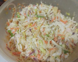Foto del paso 10 de la receta: Ensalada mixta de col y cogollo con langostinos, palitos de cangrejo, piña y salsa rosa