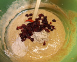 Foto del paso 5 de la receta: Bizcocho de espelta con arándanos rojos y nueces