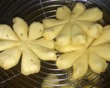 लीफ फ्लावर मठरी (leaf flower mathri recipe in Hindi) रेसिपी चरण 5 फोटो