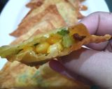 Foto langkah ke 5 dari resep Pangsit goreng segitiga isi jagung manis dan daun bawang.