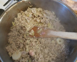 Póréhagymás darált hús leveles tésztában recept fázis 2 fotója