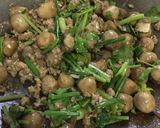 รูปขั้นตอนการทำที่ 3 ของ “ผัดเห็ดฟางหมูสับ”