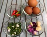 Foto langkah ke 1 dari resep Oseng Telur Cabe Bawang.