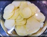 Foto del passaggio 1 della ricetta Tortino di Alici, Patate e Pomodorini Senza Glutine