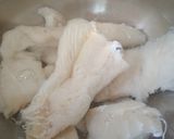 Foto del paso 2 de la receta: Bacalao con guisantes y huevo poché