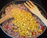 Foto del paso 2 de la receta: Pastelitos de carne de salchicha y maíz