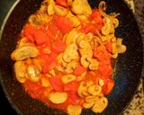 Foto del paso 2 de la receta: Gnocchi con tomate, champiñones, calabacín y queso