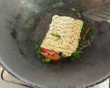 Foto langkah ke 4 dari resep Mie rebus jadi mie goreng basah nyemek.