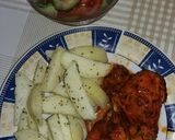 Paradicsomos-fűszeres sült csirkecomb petrezselymes krumplival recept fázis 4 fotója