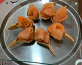 Foto del paso 1 de la receta: Crujiletas de salmón con vinagreta de miel y caviar