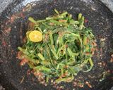Foto langkah ke 5 dari resep Plecing Kangkung Khas Bali.