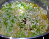 Foto del paso 4 de la receta: Pechuga de pollo con salchichas blancas a la cerveza