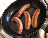 Une image de l'étape 3 de Saucisses aux tomates, courgette blanche et herbes aromatiques.