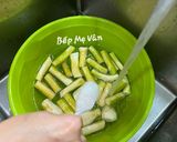 Hình bước làm 2 của món Ngó Môn Xào Tỏi