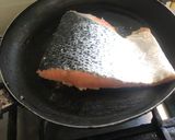 Foto del paso 2 de la receta: Salmón con salsa de Maracuja en su punto perfecto