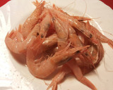 Foto del paso 2 de la receta: Gambas tostadas con aliño de aceite con ajos y perejil