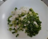 Foto del paso 1 de la receta: Salchichas al verdeo con Roquefort, acompañadas con arroz